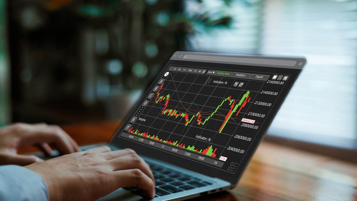 Finanzanalyse mit Kurs- und Kennzahlen-Chart auf einem Laptop als Sinnbild der Finanzplanung